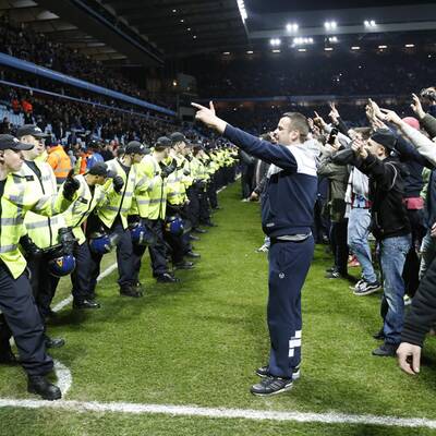 Platzsturm der Aston Villa-Fans