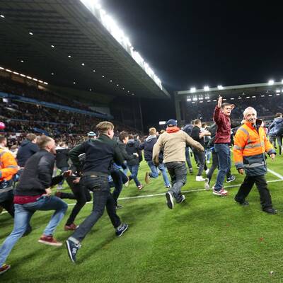 Platzsturm der Aston Villa-Fans