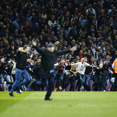 Platzsturm der Aston Villa-Fans