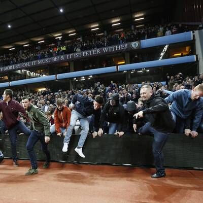 Platzsturm der Aston Villa-Fans