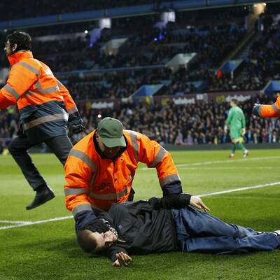 Platzsturm der Aston Villa-Fans