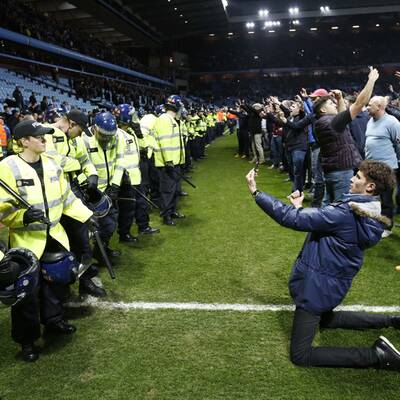 Platzsturm der Aston Villa-Fans