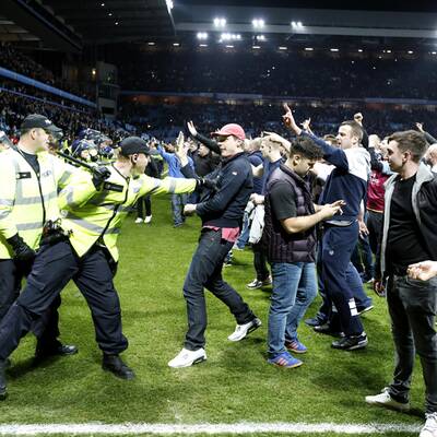 Platzsturm der Aston Villa-Fans