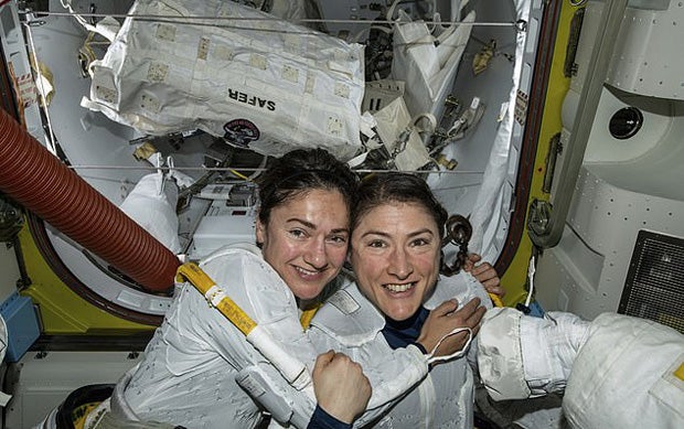 Trump zeigt Astronautin den Mittelfinger