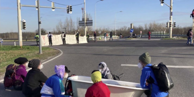 Asyl-Demo in der Nähe des Flughafens