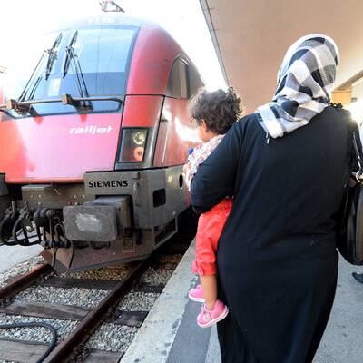 Hunderte Flüchtlinge am W-Bhf