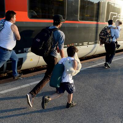 Hunderte Flüchtlinge am W-Bhf