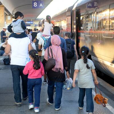 Hunderte Flüchtlinge am W-Bhf