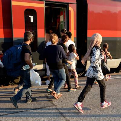 Hunderte Flüchtlinge am W-Bhf