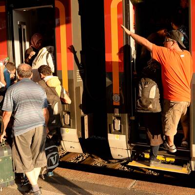Hunderte Flüchtlinge am W-Bhf