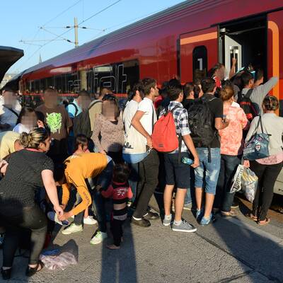 Hunderte Flüchtlinge am W-Bhf