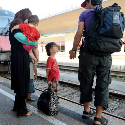 Hunderte Flüchtlinge am W-Bhf