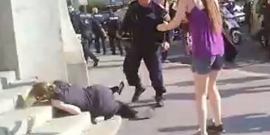 Asyl-Demo: Polizist rempelt Frau nieder