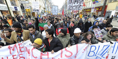 Tausende bei Demo für Flüchtlinge