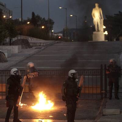 Athen: Steine und Brandbomben