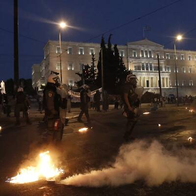 Athen: Steine und Brandbomben