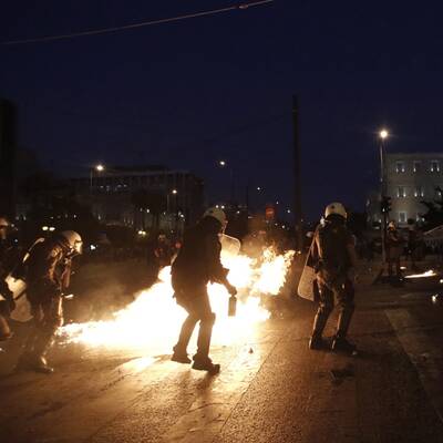 Athen: Steine und Brandbomben