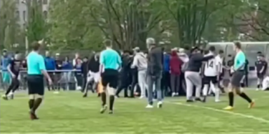 Schiri (15) von ver&auml;rgertem Spieler-Vater mit K&ouml;pfen bedroht