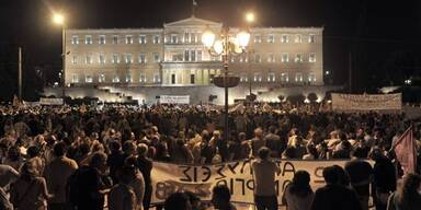 Parlament beschlie&szlig;t Massen-Entlassungen