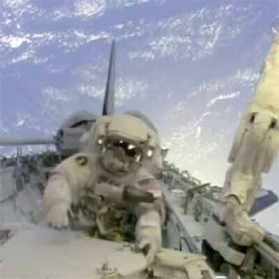 Erster Außeneinsatz der Atlantis-Crew