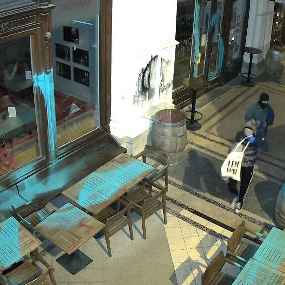 Überwachungskamera filmte Farbanschlag auf Politiker-Bar Vino