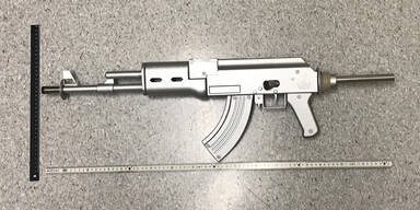 Mann mit Maschinenpistolen-Attrappe sorgt f&uuml;r Terroralarm in Villach