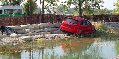 Testfahrer versenkt Audi RS3 im Teich