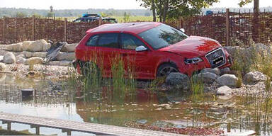 Testfahrer versenkt Audi RS3 im Teich