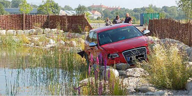 Testfahrer versenkt Audi RS3 im Teich