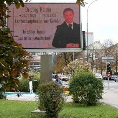 Aufbauarbeiten vor dem Rathaus