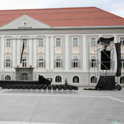 Aufbauarbeiten vor dem Rathaus