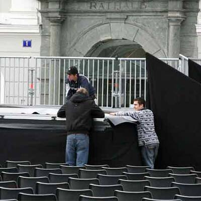 Aufbauarbeiten vor dem Rathaus