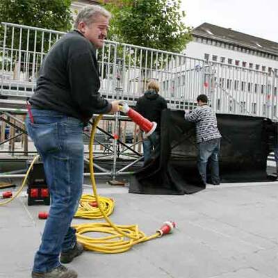 Aufbauarbeiten vor dem Rathaus