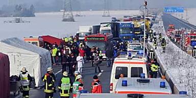 Karambolage mit 35 Lkw und 171 Autos