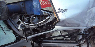 Auto von Zug zerfetzt - Lenker schwer verletzt