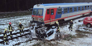 Auto von Zug zerfetzt - Lenker schwer verletzt