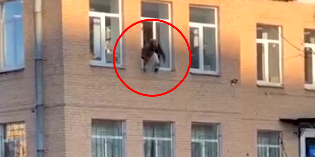 Angekettet: Mann flieht samt Heizkörper