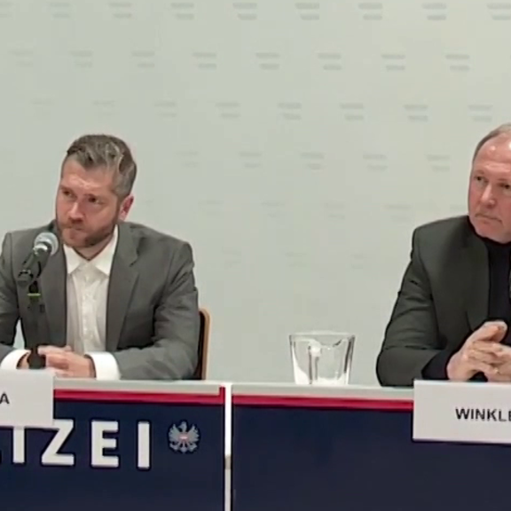 Toter in ausgebranntem Auto in Wien: 2 Festnahmen