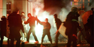 15.000 protestieren gegen Festnahme von Karadzic