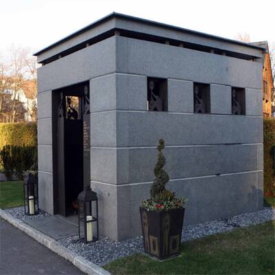 Das beschädigte, leere Flick-Grab