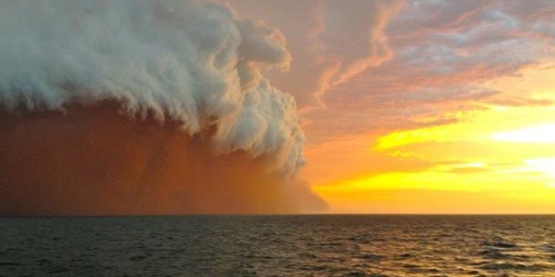 Video: Riesige Sandwolke vor Australien