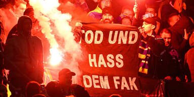 Bosnien-Fans mit Anti-Austria-Plakat