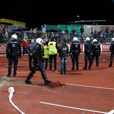 Austria-Fans wollten Platz stürmen