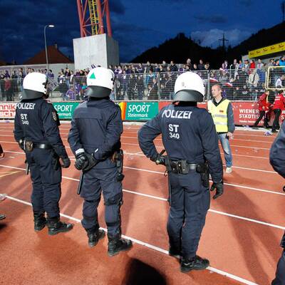 Austria-Fans wollten Platz stürmen