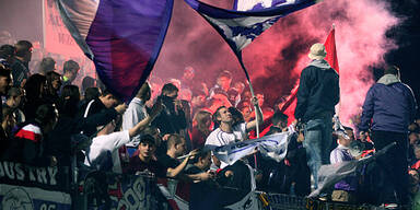 Austria: Fans stürmen Training