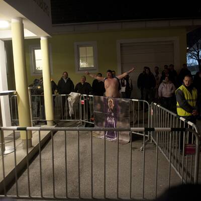 Austria-Fans belagern Teambus
