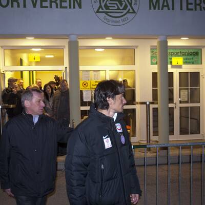 Austria-Fans belagern Teambus