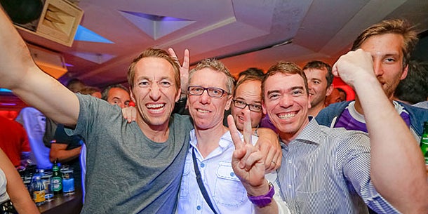 Austria-Feier: TV-Reporter geht baden