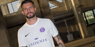 Marco Djuricin mit dem neuen Ausw&auml;rtstrikot mit Sponsor Insignia auf der Brust