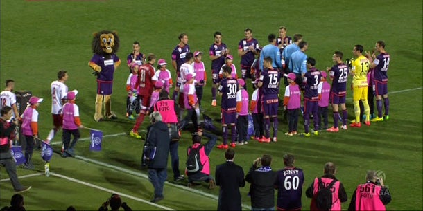 Austrianer stehen für Bullen Spalier